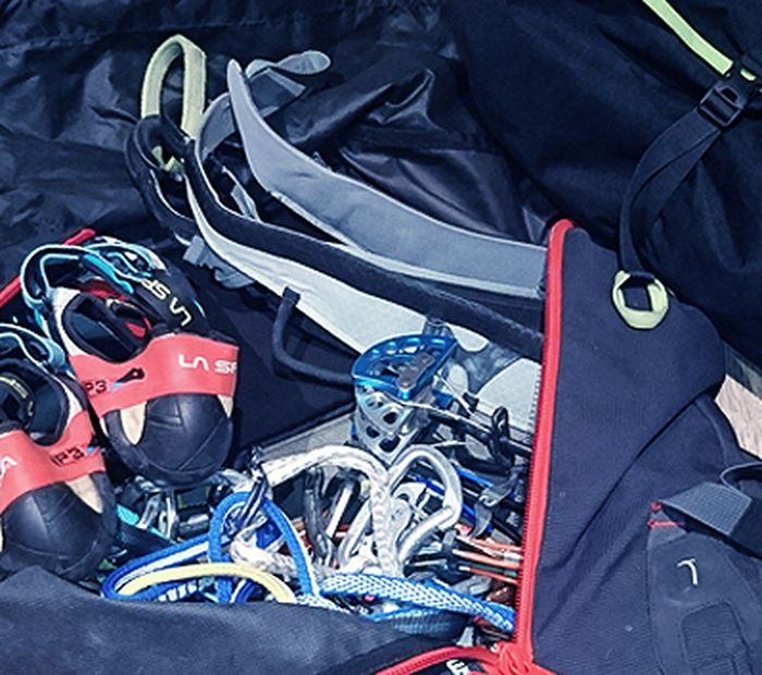 Kletterausrüstung unorganisiert im Rucksack, ohne Rackster